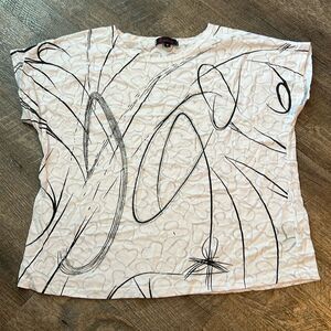 Chic Black and White Graphic Short Sleeve Tee